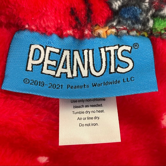 Peanuts Snoopy and Woodstock Christmas Blanket, Red, 50x70 - Picture 6 of 8